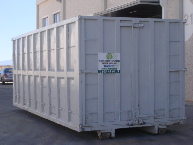 Contenedor industrial instalado junto a una nave